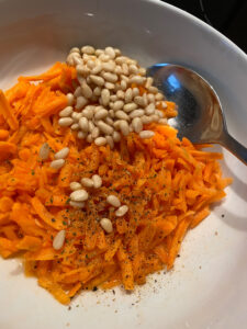 Karottensalat mit Zedernüssen - so lecker ist Basenfasten