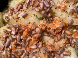 Kartoffelsalat mit Kernen und Kräutern - so lecker ist Basenfasten